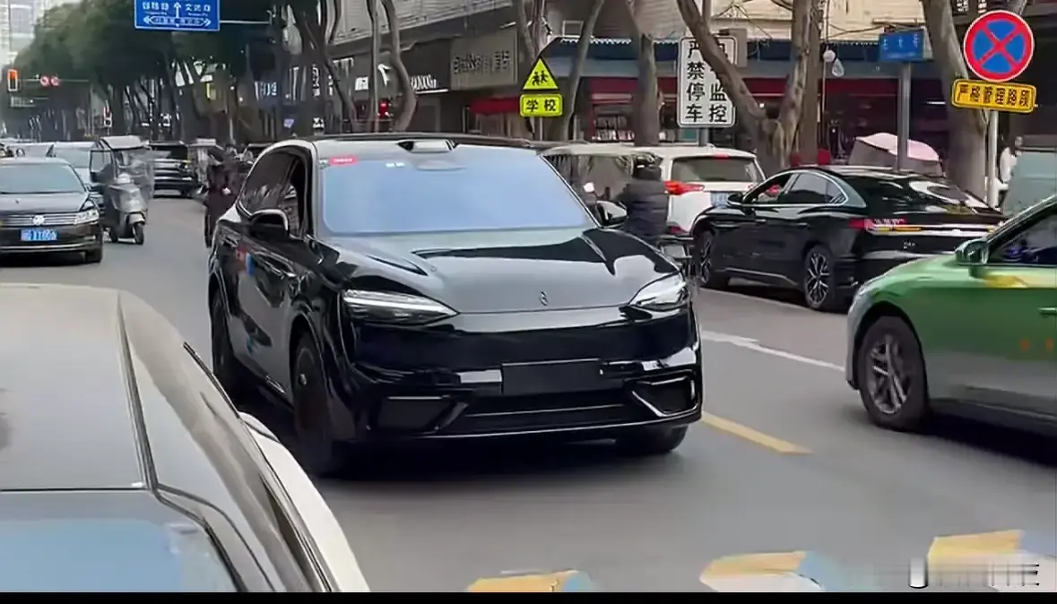 消费者买车和找女朋友一样，都是始于颜值的！问界M6这漂亮的外观不仅在问...