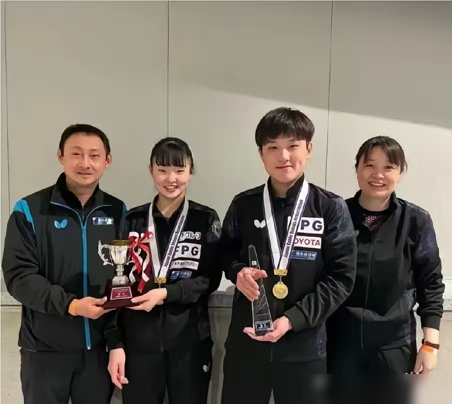 张本智和又喊起来了，赢一个球吼得人耳朵疼，输了就低头装死。
2014年，张本宇带着俩孩子改姓入籍，全家把张抹得干干净净。可日本那边真拿他当自家人吗？赢了中国队，媒体吹他是日本王牌。一旦爆冷崩盘，评论区立马换脸：归化来的终究是外人，心还是中国的，靠不住。
说白了就是件趁手的工具，用得着时捧上天，用