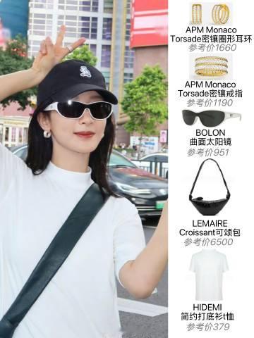 杨紫广州随性漫游打卡，街头偶遇巨型个人广告牌氛围感拉满！简约白T+棒球...