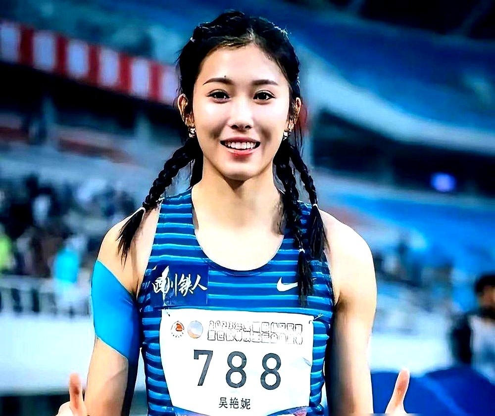 吴艳妮刚拿牌，评论区却忙着盘点田径女队的户口本，查谁领了结婚证。

没人注意17岁的陈妤颉飙出11秒06，脖子上挂着3金1银。18岁的严子怡抡圆了胳膊，标枪扎在70米46的线上，当场把纪录踩在脚下。

吴洪娇在800米赛道跑出2分04秒，硬生生把丢了8年的金牌抢回来。冯彬的铁饼、张家乐的链球，个个都