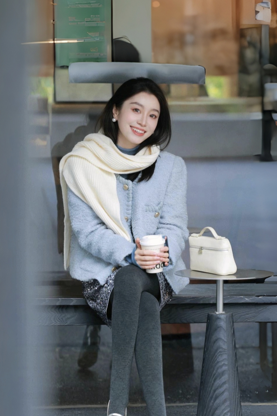 你觉得秋冬穿搭怎样显气质 短款大衣配厚黑加素色围巾 气质不就上来了