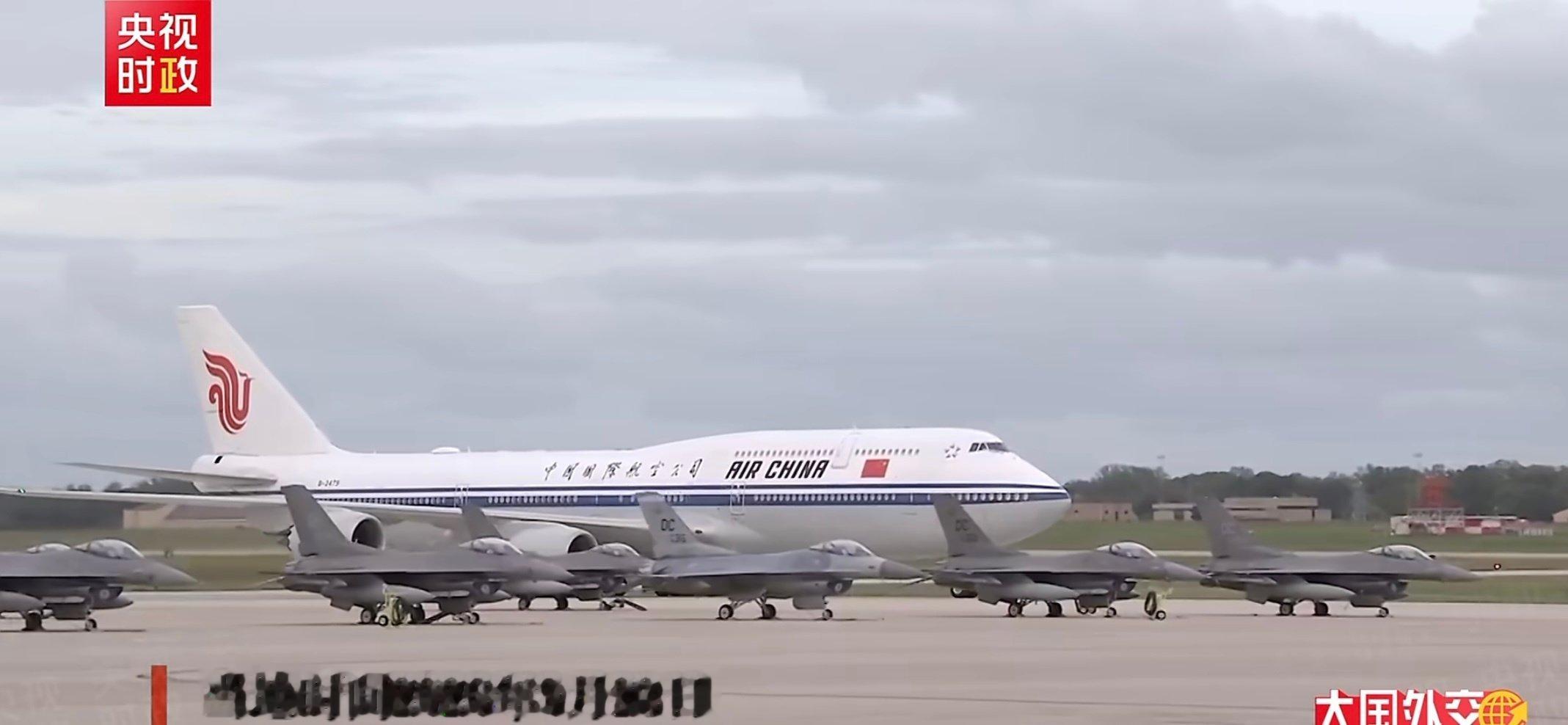 国航748和安德鲁斯基地的美军战机们同框 ​