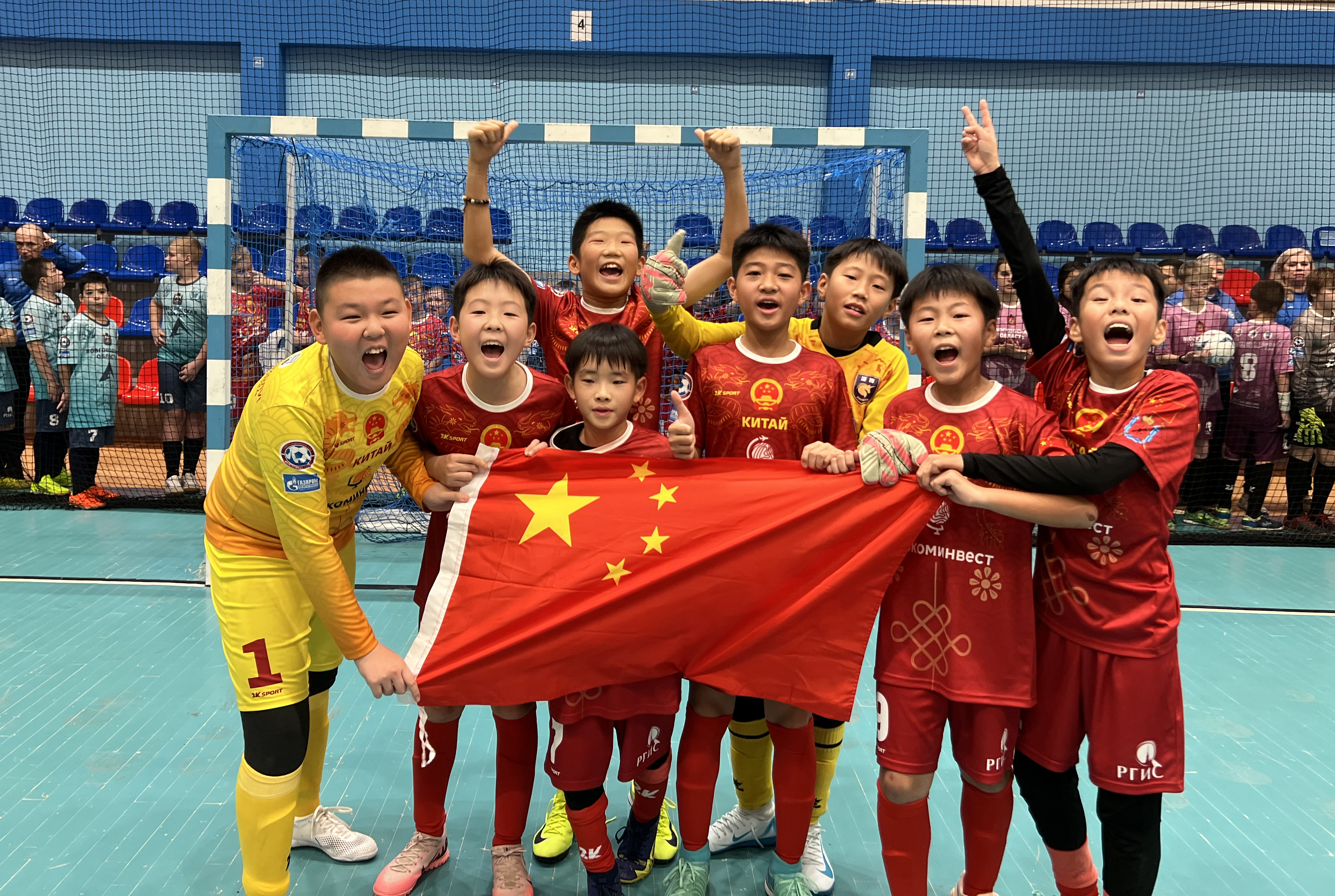 等了13年，颁奖那一刻广播念的是China

巷口开聊，今天这事有点提气 ⚽

抖音热榜第一刷到的：中国队，夺了拜仁青年杯冠军 🏆

先说清楚，这不是国少队，是拜仁慕尼黑办的国际青少年赛，U16 年龄段。咱们这 10 个孩子，全是从中国高中足球联赛里筛出来的：600 多人选 40 人进选拔营，最后