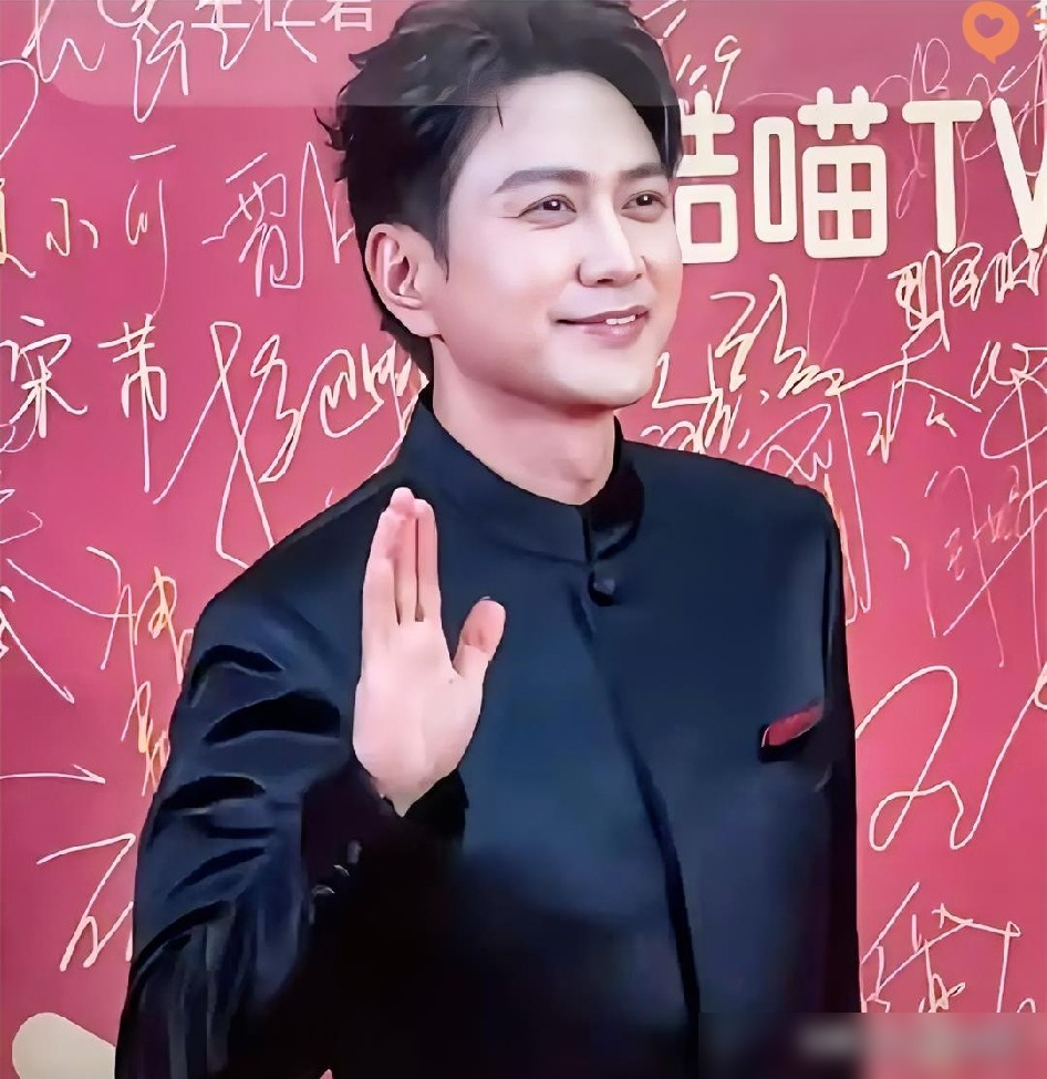 王仁君拿了飞天奖优秀男演员，后台采访记者问他诀窍，他说了句大实话：先把史料啃透了，再谈演。
别人演伟人对着录像带模仿，他拍《1921》前，导演扔给他一堆1893到1922年的史料，从热血到犹豫，一个青年怎么长成巨人的，他一点点扒。
拍《问苍茫》那会儿，他跑去福建江西老区，跟百岁老人聊天，跟党史专