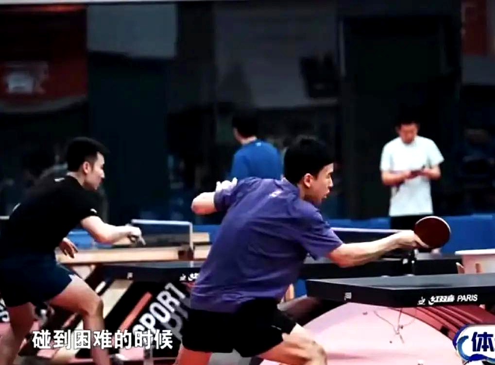 以为国乒大面积退赛只是常规轮换，直到听见王楚钦嘴里蹦出“都不想输嘛”这四个字，才明白这帮主力肩上扛着多吓人的包袱
 

这阵子上海封闭集训的强度绝对能扒人一层皮
 

媒体镜头扫过去，全网蹲守的孙颖莎王楚钦混双合练压根没影儿
 

莎莎刚从伤病的泥潭里往外拔，身体机能还在死磕恢复期
 

再瞅瞅林诗