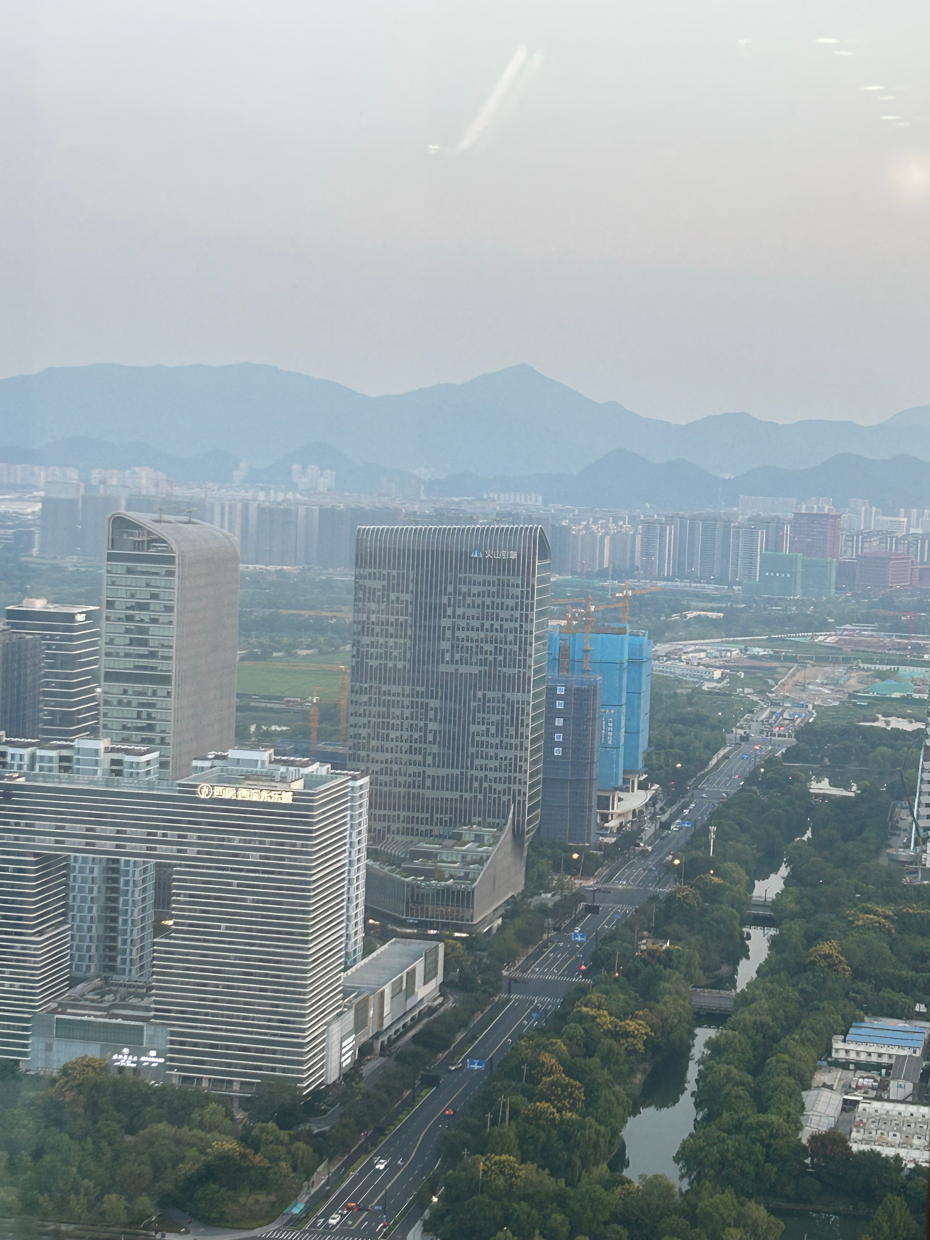 进互联网大厂的人都是一群优绩主义者
也同时都是一群卷王
在校招生新生培训里 每一个被邀请来分享的师兄师姐的言语中都会不自觉的表露出对晋升的要求和与别人一起的比较
那种身陷赛场的感觉 对自己的高要求 对领导的高要求 还有那种我卷的就是你 我就是要比过你 就会让我不自觉的想起读书的时候有些小 ​