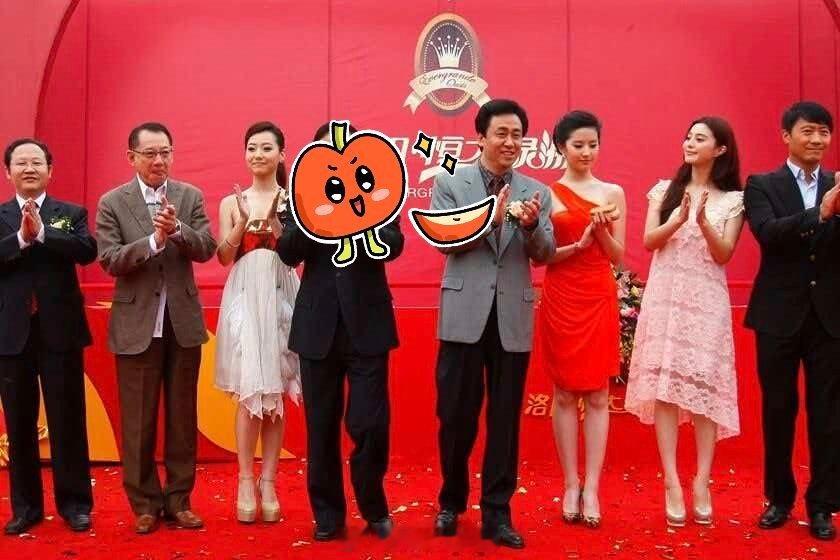 河南洛阳，许家印亲临河南第一个项目。

2009年9月26日，河南洛阳，许家印亲临在河南的第一个项目---洛阳恒大绿洲的开盘仪式。英皇主席杨受成（左2）及黎明、范冰冰、刘亦菲、白冰到开盘典礼现场助兴
2009年9月26日，洛阳恒大绿洲盛大开盘，这是恒大集团落地河南的第一个地产项目。
许家印亲临开盘现场 ​
