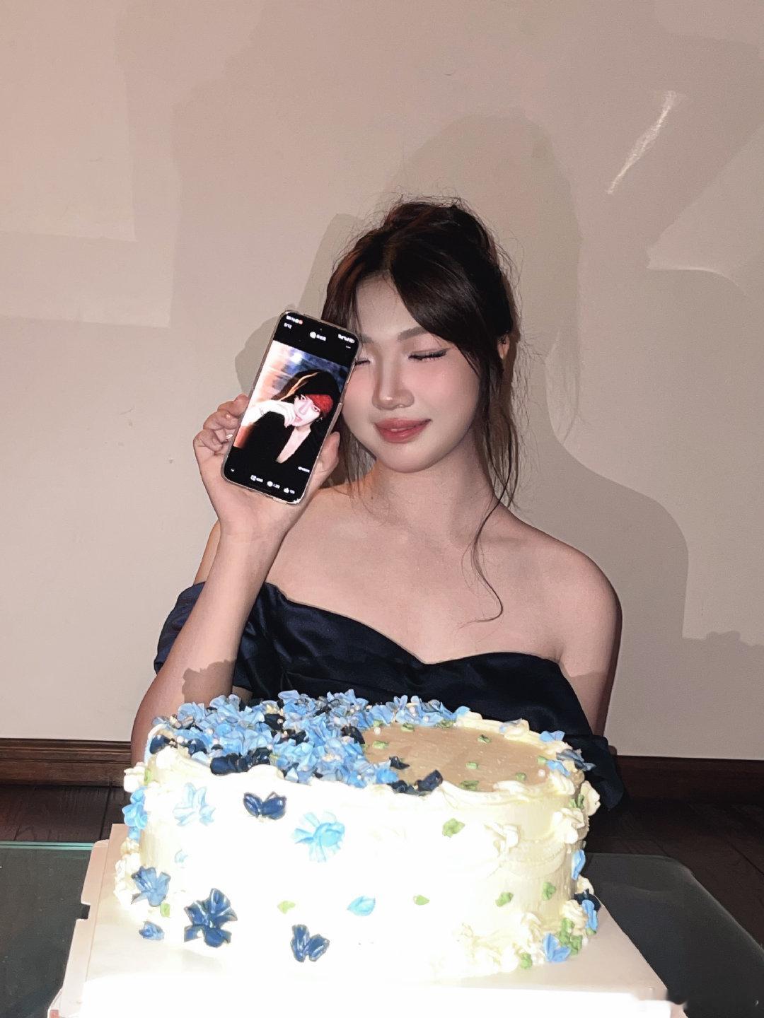 #侯明昊[超话]# 幸福就是在过生日的时候你更新了一组新照片～～​