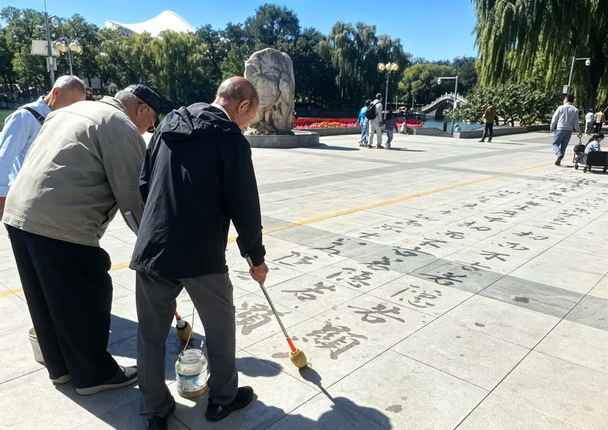 1. 国庆节，啥也不说了，在帝都哪里也不去，别人人山人海，跋山涉水，我躺平、睡懒觉……这假期的第一天理当无比轻松愉悦，时间是用来挥霍的，吃喝是随性自在的，闹钟是用来关闭的，手机是刷到发烫的，沙发是长在身子下的。
	
2.母亲的节日，我自然乐的开心。阳光明媚的第一站就是龙潭湖公园，看看写大字的大爷、吊单杠的大爷、跳广场舞的大妈。人果然只要不上班，就会活得很灿烂。
	
3.这个时间的龙潭湖，人很少，很安静，大部分都是附近居民遛弯儿消食，或者跑步。我带着娃挑了条人少的路溜达，远远看到有棵树突然飞出好多喜鹊，它们在地上蹦来蹦去，发出喳喳的叫声，一阵一阵，不停的起飞，盘旋。偶尔还能看见个提笼遛鸟的大爷大妈，肩膀上站着一只鹦鹉，一会儿都弄一下，让它叫爷爷奶奶，这年头老年人就是滋润。
	
4. 中午吃了简餐，年纪大了，吃两口就觉得撑了，溜达着去了潘家园眼镜城，把带了三四年的镜片换了。脸皮薄没好意思多砍价，感觉以前自己在商场柜台原价买眼镜真是个冤大头。好像已经到了会衡量性价比而非必须买林德伯格的年...