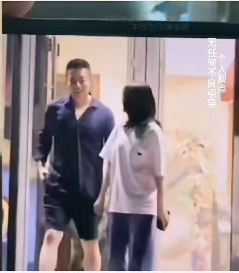 小玥儿和汪小菲在一起的状态好极了！现在的小玥儿明显开朗自信了好多，她和爸爸汪小菲有说有笑的聊着天从饭店走出来的画面很有爱！ ​