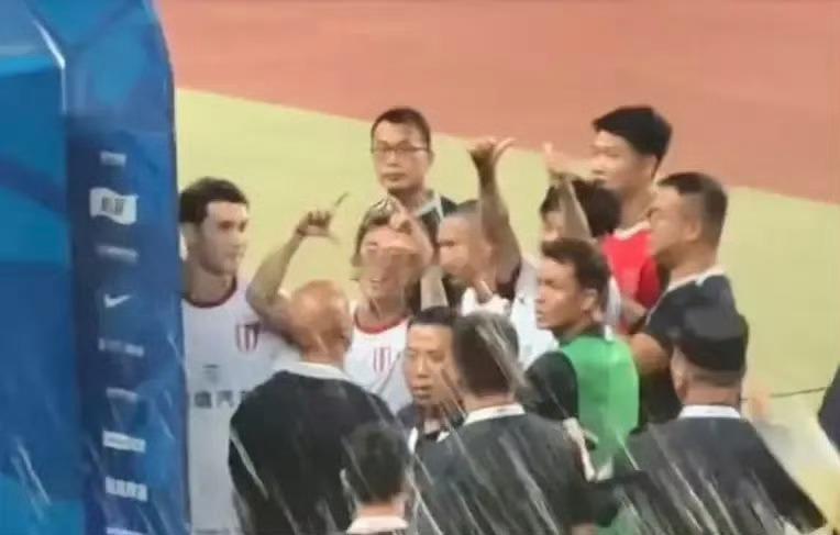 #韦世豪禁赛影响国足热身赛#个性无底线必翻车！韦世豪赛季报销，情绪失控是最大硬伤
 
9月11日，中足联针对中超赛后争议开出重磅处罚，成都蓉城队长韦世豪正式领到停赛3场、罚款3万元的罚单。事件起因于9月6日中超第26轮，蓉城客场战平河南队，错失提前夺冠机会。赛后心态失衡的韦世豪，在退场途中与现 ​