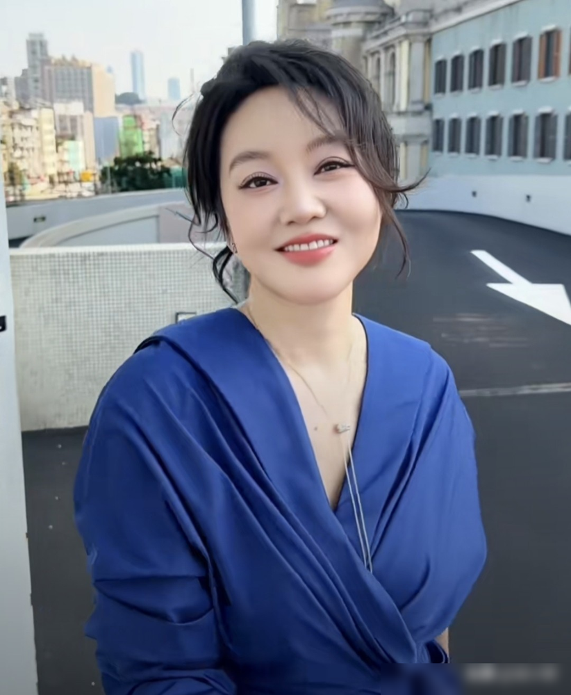 闫妮在金鹰奖后台拉着胡歌提前庆祝，结果压根没她奖，这姐真是把日子过成了大型小品现场。
9月20号大湾区晚会，她跟欧豪合唱，主动把去年跟魏大勋那场微醺出圈翻出来自嘲，说去年虽然出圈，也有点出丑。胡歌在边上补刀，封她微大醺。
转头9月29金鹰颁奖，红毯盘发礼服，精致得不像话。一开口还是那股慢半拍的迷