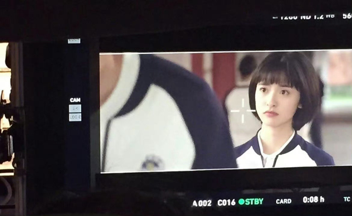#沈月胡一天当年才是真正的少男少女#十年前不敢直视陈小希的下颌线，十年后不敢直视周渔的下颌线，都太锋利了[色] ​