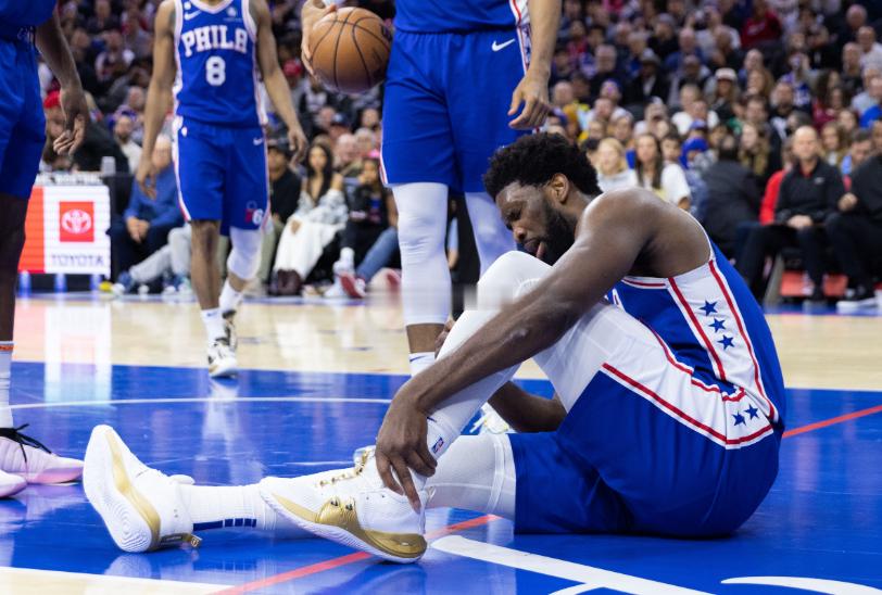 近日，前76人总经理比利·金在《SiriusXM NBA Radio》节目中，谈到了76人新赛季的前景以及詹姆斯和恩比德的轮休与健康问题。

比利·金说：“我会尽量让这些家伙在前20场比赛里正常出战。你需要利用这20场比赛来寻找默契，让一切步入正轨。然后，你就得有选择性地让他们轮休。他们现在的运作是，补充了一 ​