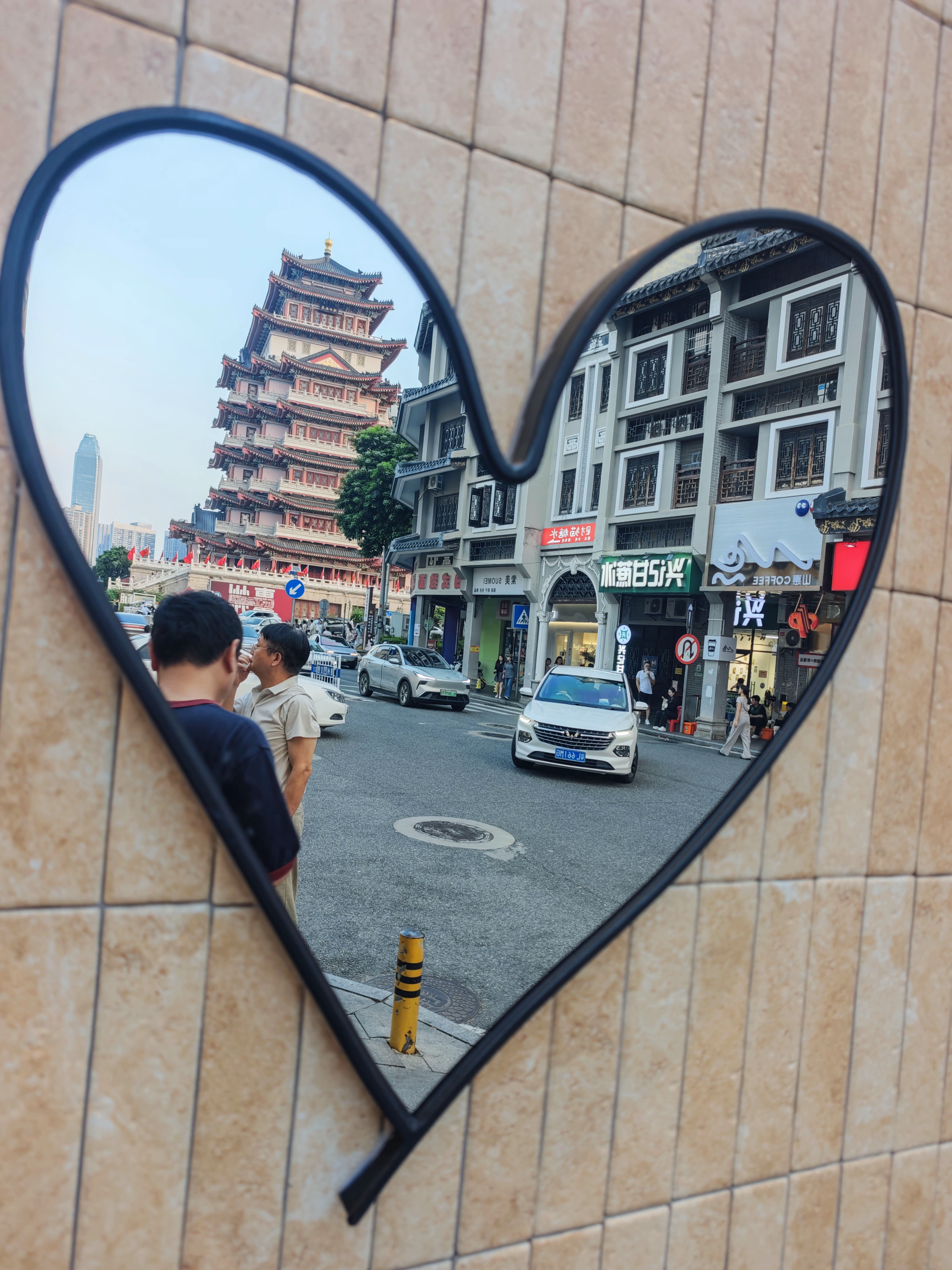 华为和小米的智能手机市场前景如何为什么小米手机性价比高小米手机高端成了吗?！根据 大v数据，小米15ultra的销量在6000-8000价格区间里面 排名第四，还是非常不错的了，小米15 Pro排在二十名，两 款机型进入TOP20，也算是很大的突破吧。 华为则是这个 价位段的大赢家，8款机型