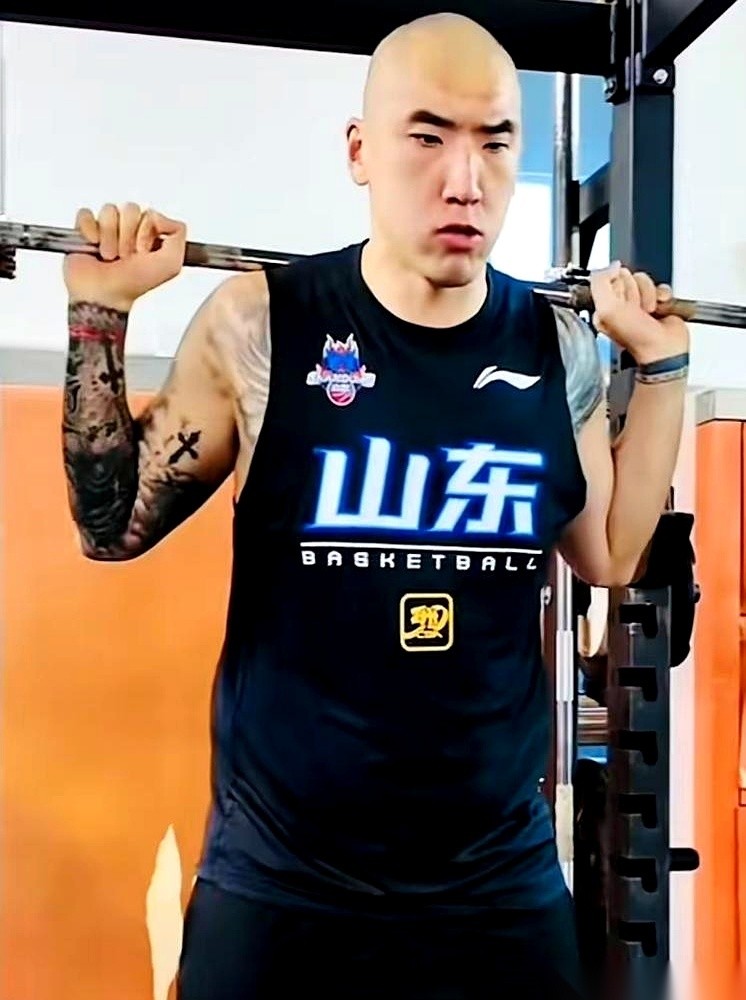 外界都以为山东男篮休赛期在混日子，东拼西凑十几个人准备走个过场？
错得没边了。
8月31日，就在CBA注册大门即将落锁的最后关头，山东高速一把推开门，将8份崭新的合同重重拍在桌上。
最上面那份，直接翻出王岚嵚的名字。旁边跟着一行最高规格的硬指标：4年，D类顶薪。
从8月26日放出风声，到31日系统关