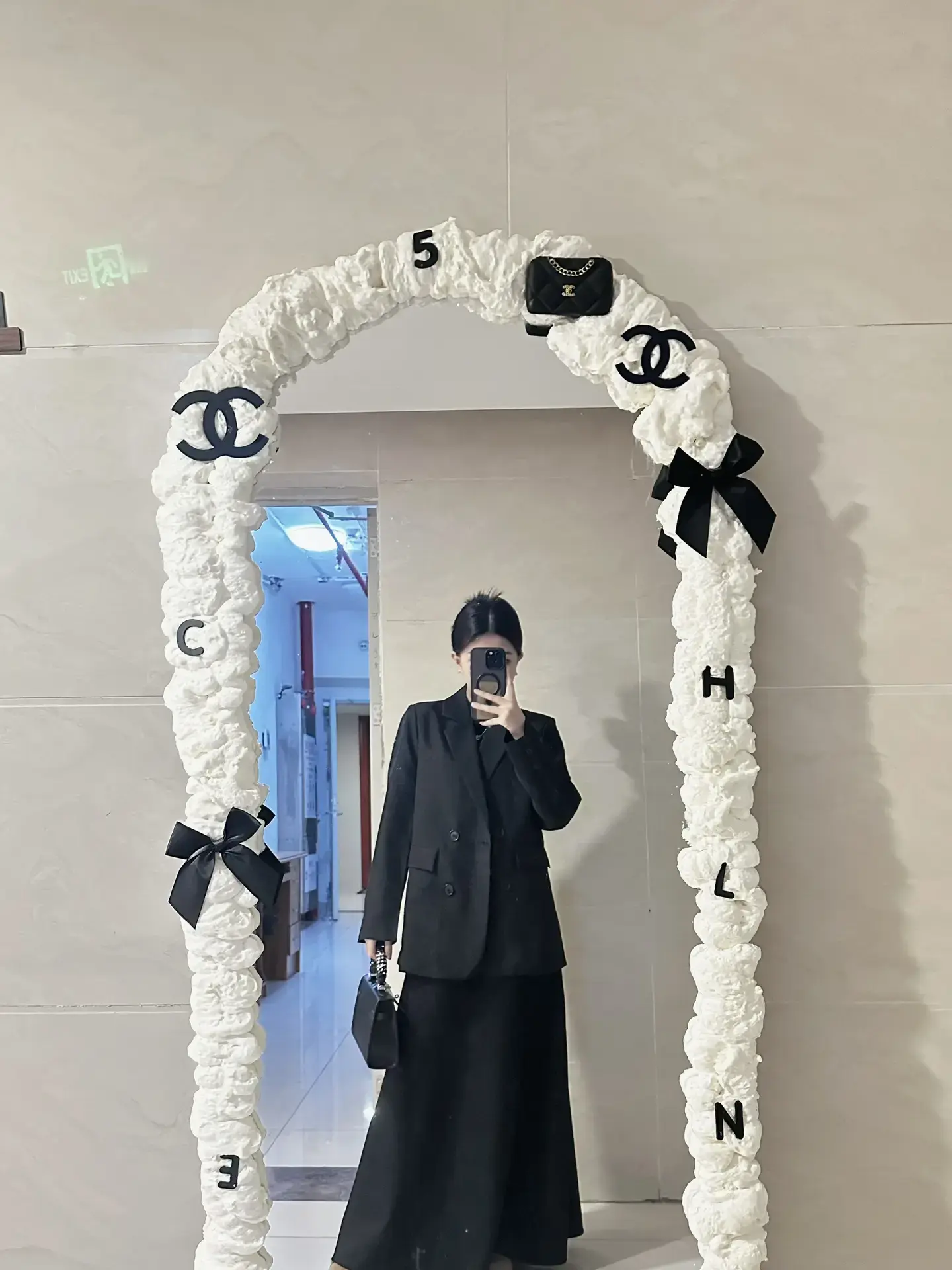 不知道从什么时候开始喜欢穿黑色系的衣服。好像我的衣服没有几件是有白色的...