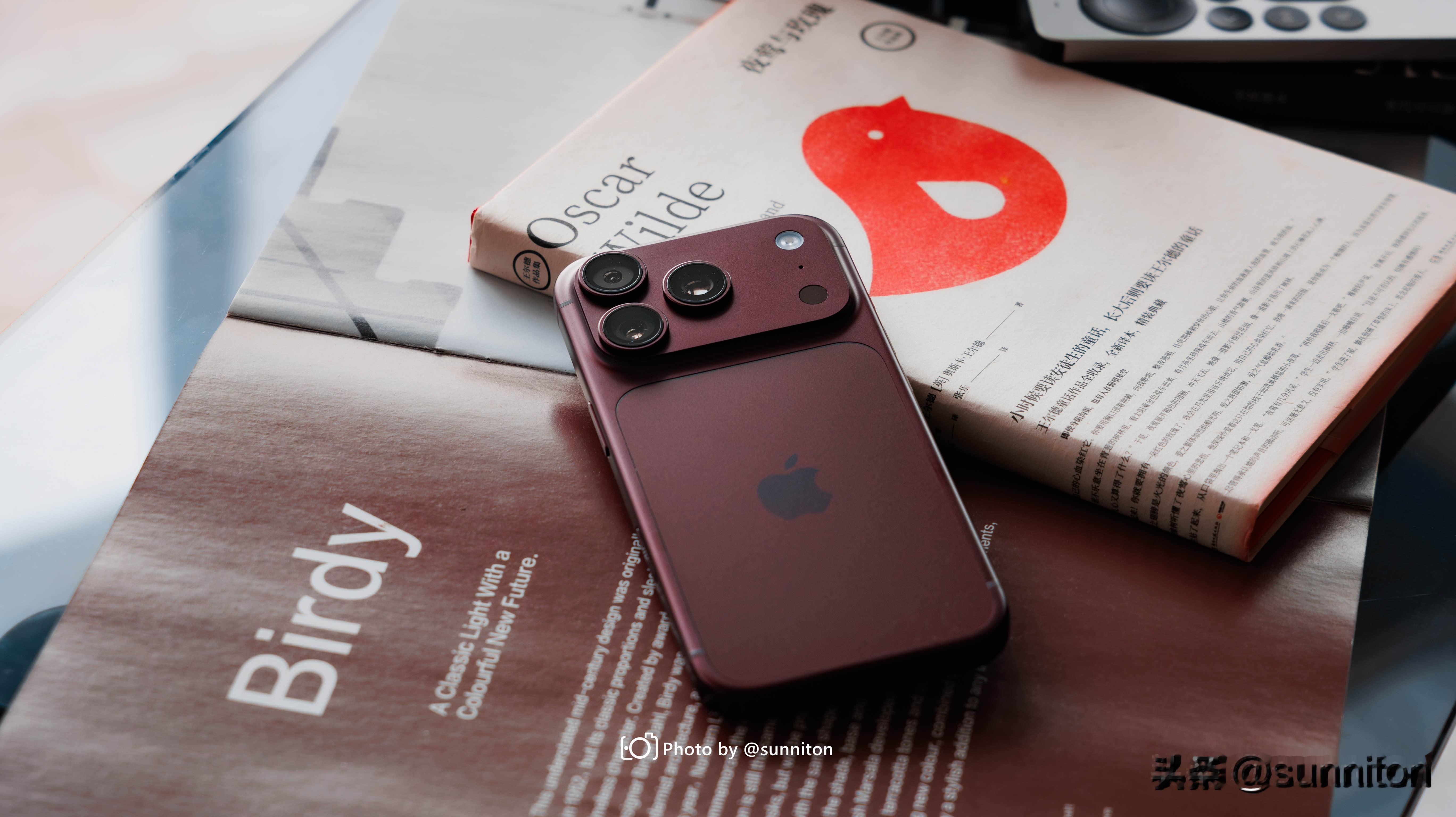 忍不住想吐槽，现在的苹果真是在“折磨”人……

以前买 iPhone多简单，根据尺寸和续航需求，闭眼在 Pro 和Max 里面选就行。现在可好，既贪图 Pro 的满血影像，又放不下 Air 的精致轻薄，更迷恋 iPhone Duo 的新鲜！

去年一个 Air 就挠得人心痒痒，今年又加上一个 Duo