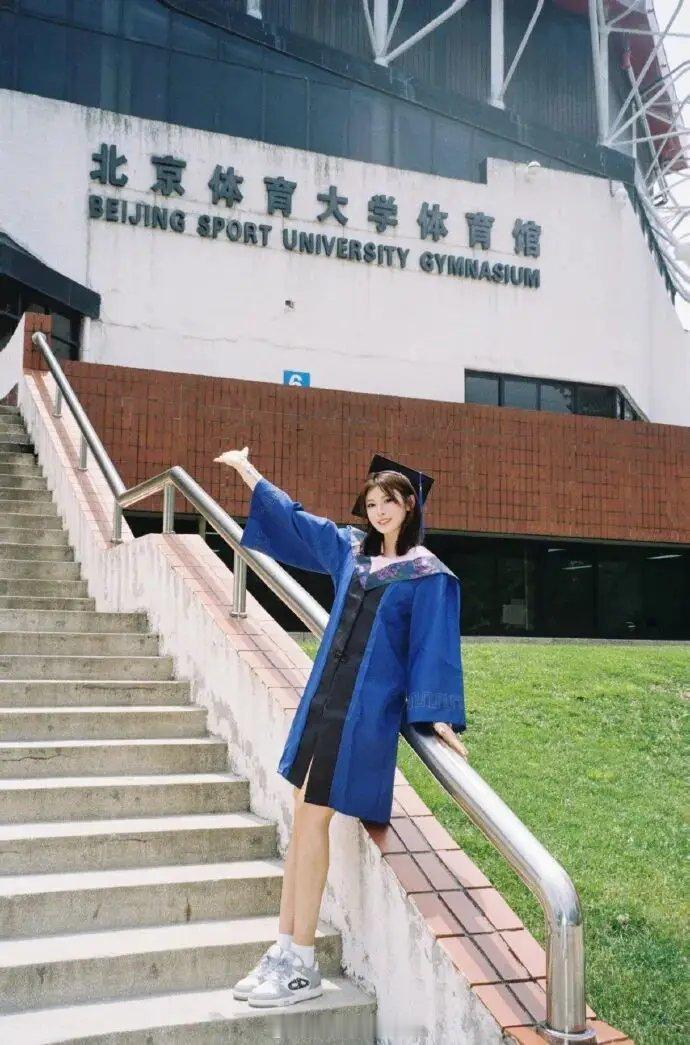 吴艳妮，硕士学位达成！发文告别：14年，三个家，“我永远不改初心，永远是那个当年找你们报到的县城小女孩、短跨队里的小队员吴艳妮” ​