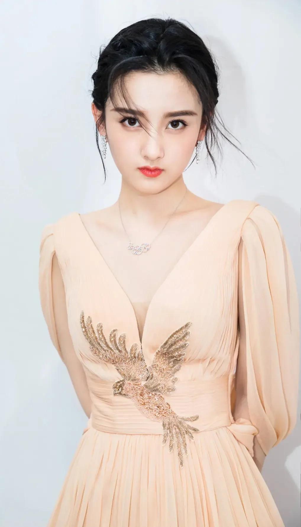 宋祖儿是内娱公认的灵气天花板，从小美到大气质出众。