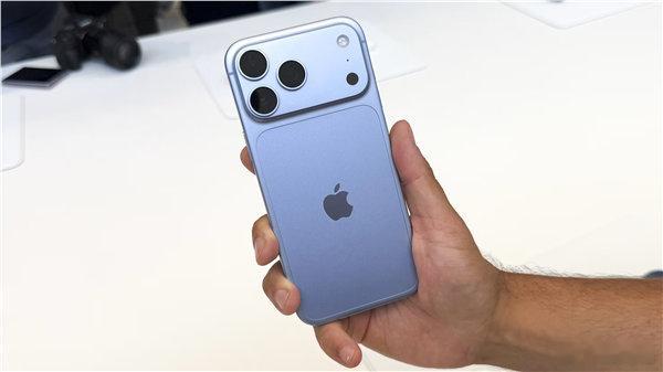 【#iPhone18Pro品控翻车#】#iPhone18Pro品控#等待数月，iPhone 18 Pro系列正式开启国内线下首销。即便新机只支持预约到店取货，不开放现场直接购买，上海陆家嘴等苹果直营店门前依旧排起长队，百名果粉早早等候领取新机。

从供货节奏来看，今年备货量相比去年iPhone 17 Pro更为充足。目前iPhone 18 Pr ​