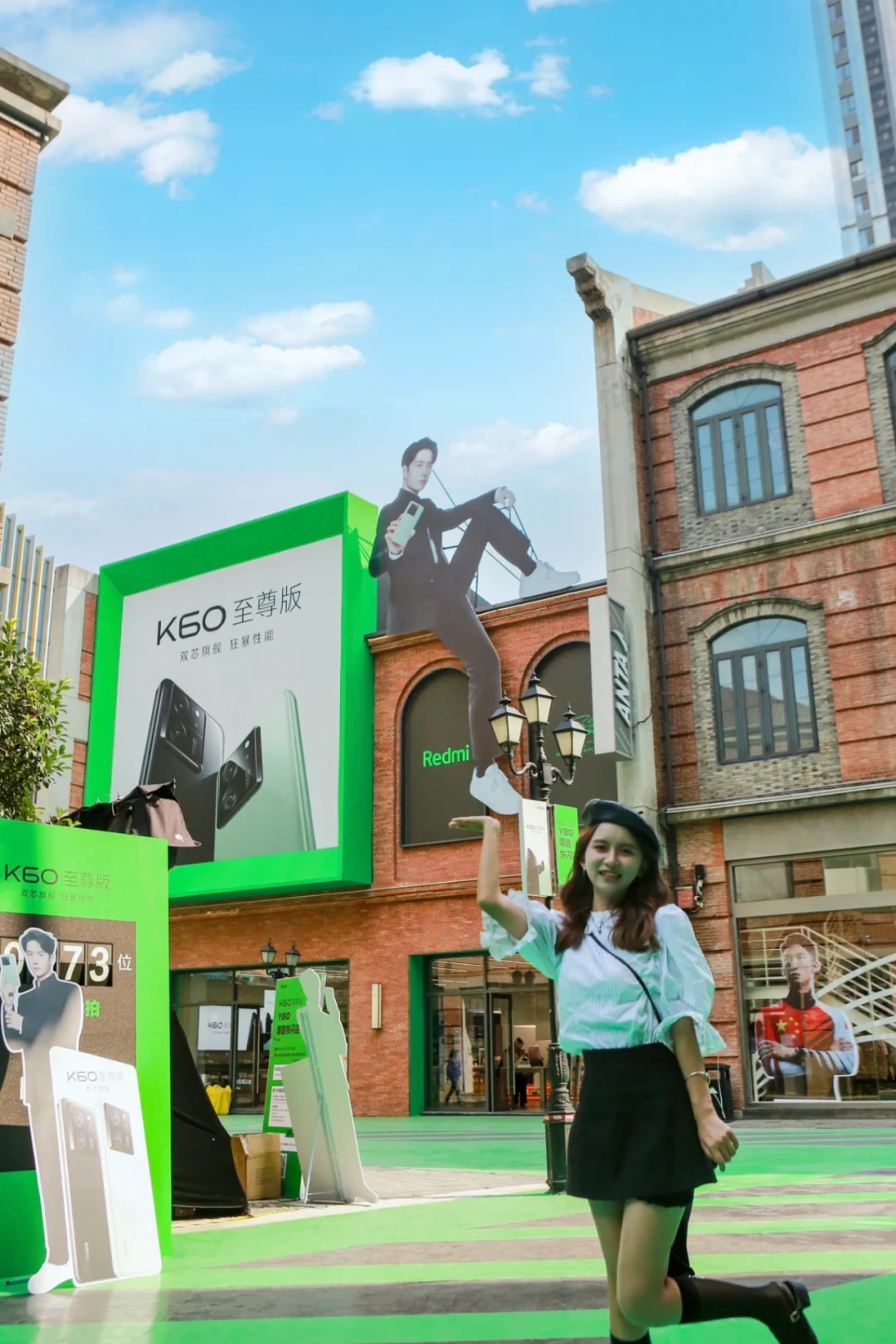 就在武汉‼️和超大王一博合照限量周边免费领