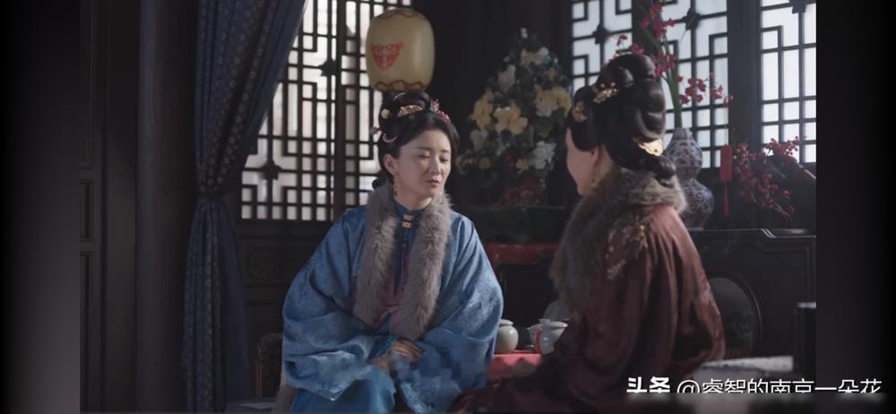 郑合惠子这次是真豁出去了，顶着一张无辜脸，专挑要命的事干。
《兰香如故》里她演的杜翠雀一登场，弹幕直接炸了。军户孤女，借着兄长救过男主的命住进林府，面上软得跟糯米团子似的，转脸就敢拿特制的翠雀花胜去暗示纳妾。那点算计全藏在眼睫毛底下，一扇一扇的。谭松韵演的许兰香更绝，不吵不闹，靠一手草卜就把这局给