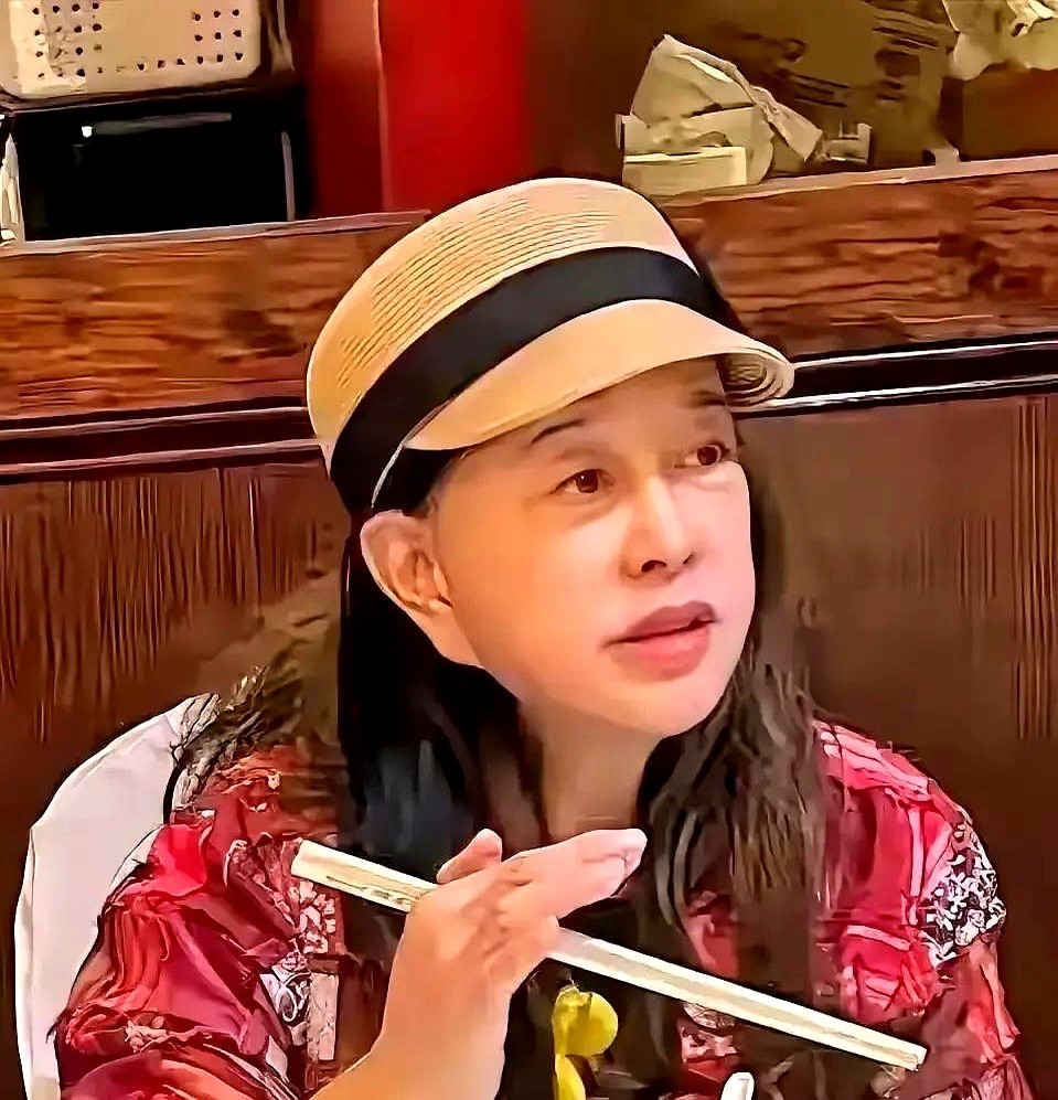 刘晓庆没化妆的私下生图一出来，很多人第一眼都没敢认。

没了浓妆和滤镜，眼窝凹陷、眉毛稀疏，耳垂拉得老长贴在脸上，衰老和科技痕迹明明白白。奔八的人了，屏幕上再怎么演少女，私下里岁月终究没饶过她。

但嘲讽她扮嫩的先别急。

这个岁数别人早躺平了，她天天全国跑巡演、排话剧，下了台还能连打几小时羽毛球，