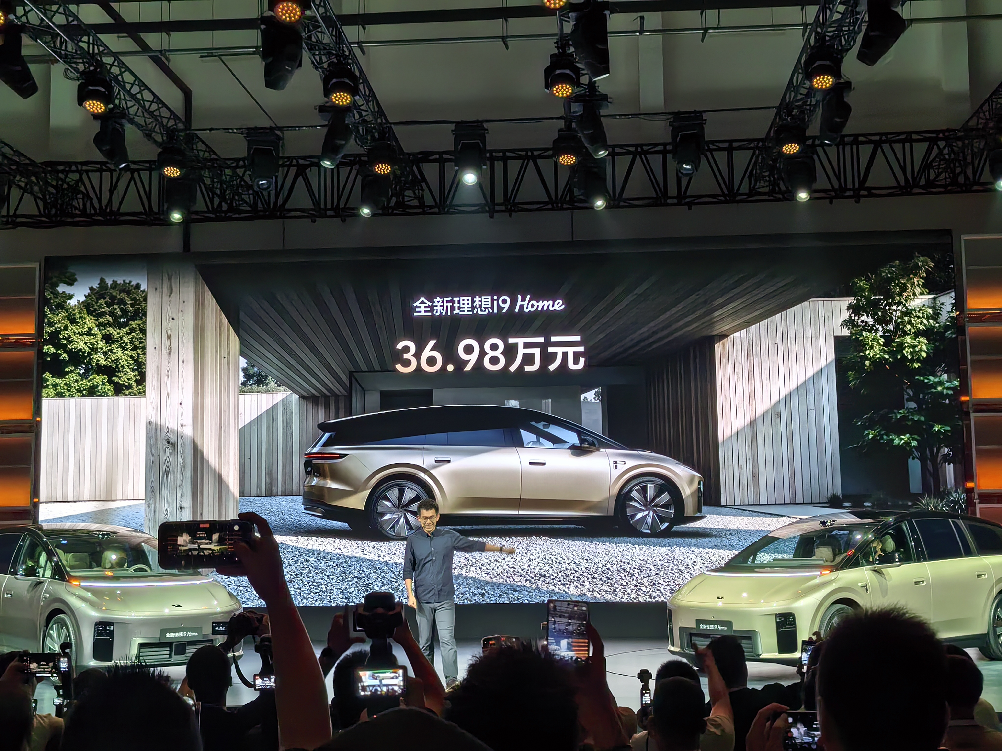 全新理想i9 Home正式价格36.98万元，纯电六座旗舰，5种车漆颜色免费选，理想用户复购还送3万积分和2万元剧院音响，选配和标配内容列出来了，大家觉得怎么样，这价格炸不炸。
配置看齐9系旗舰，空间、静谧性甚至强过MEGA，CLTC纯电续航705公里，全系标配四把全尺寸零重力座椅、自研马赫M100