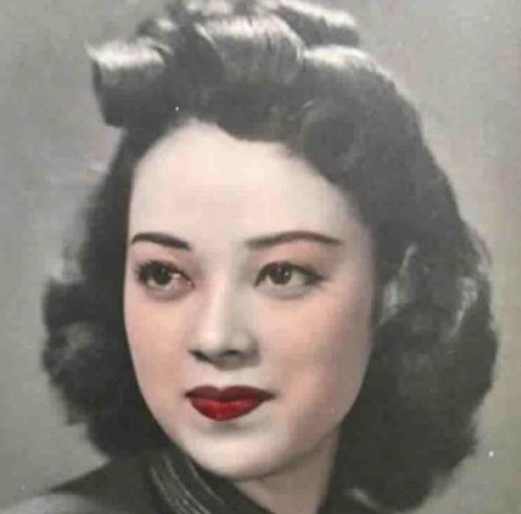 李香兰被判死刑前，凭一张纸改写命运

1945年，日本战败，曾经红遍中国的女星李香兰被押上法庭。她面对的不是普通审查，而是汉奸罪指控，甚至一度面临死刑。

流传最广的版本里，李香兰在临刑前突然解开衣扣，从胸前取出一张皱巴巴的纸，法官看完后脸色大变，随即将她无罪释放。这个故事听起来像电影情节，但关键事
