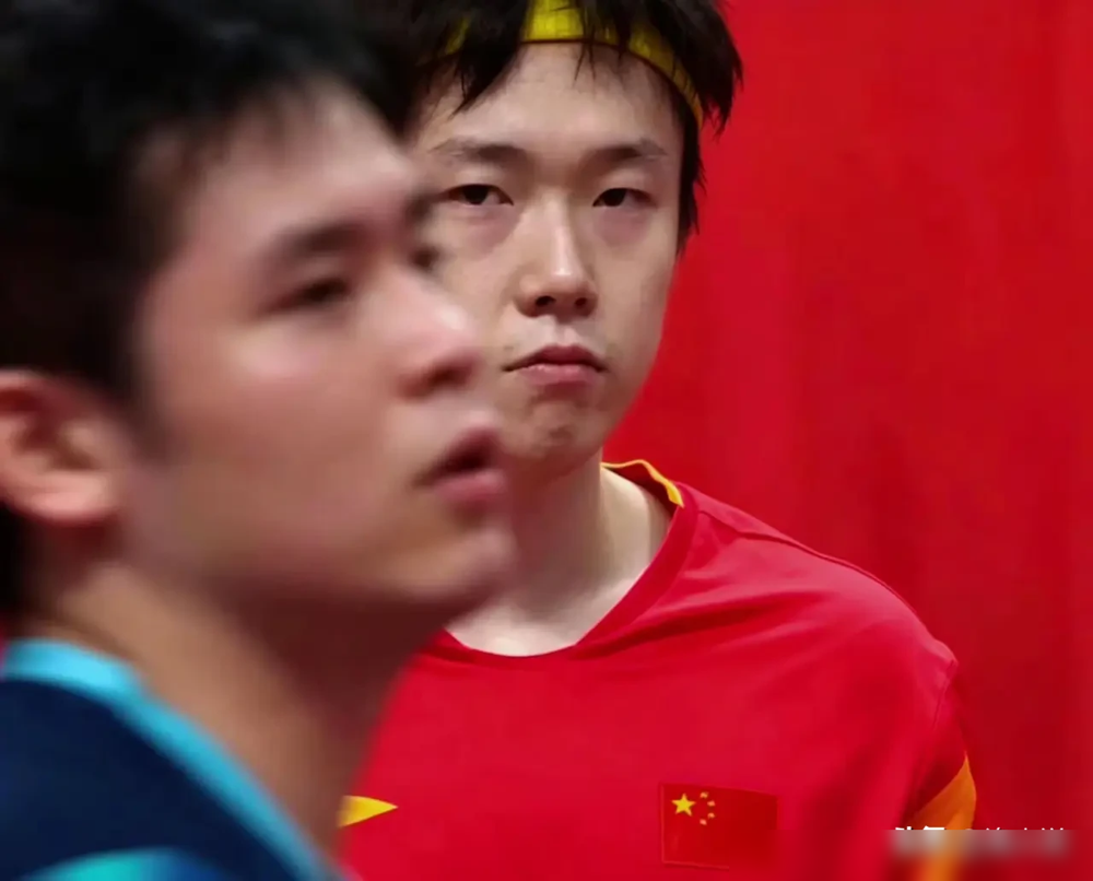 林诗栋4比0横扫夺冠，央视解说一句击败了中国选手王楚钦，直接把直播间弹幕干炸了。
9月28日名古屋亚运男单决赛，队内德比，32分钟收工，四局比分11比5、11比8、13比11、11比5。林诗栋全程压着打，第三局咬到13比11都没让翻过来。
球迷回看录像更来气：王楚钦得分，解说高亢激动；林诗栋连续