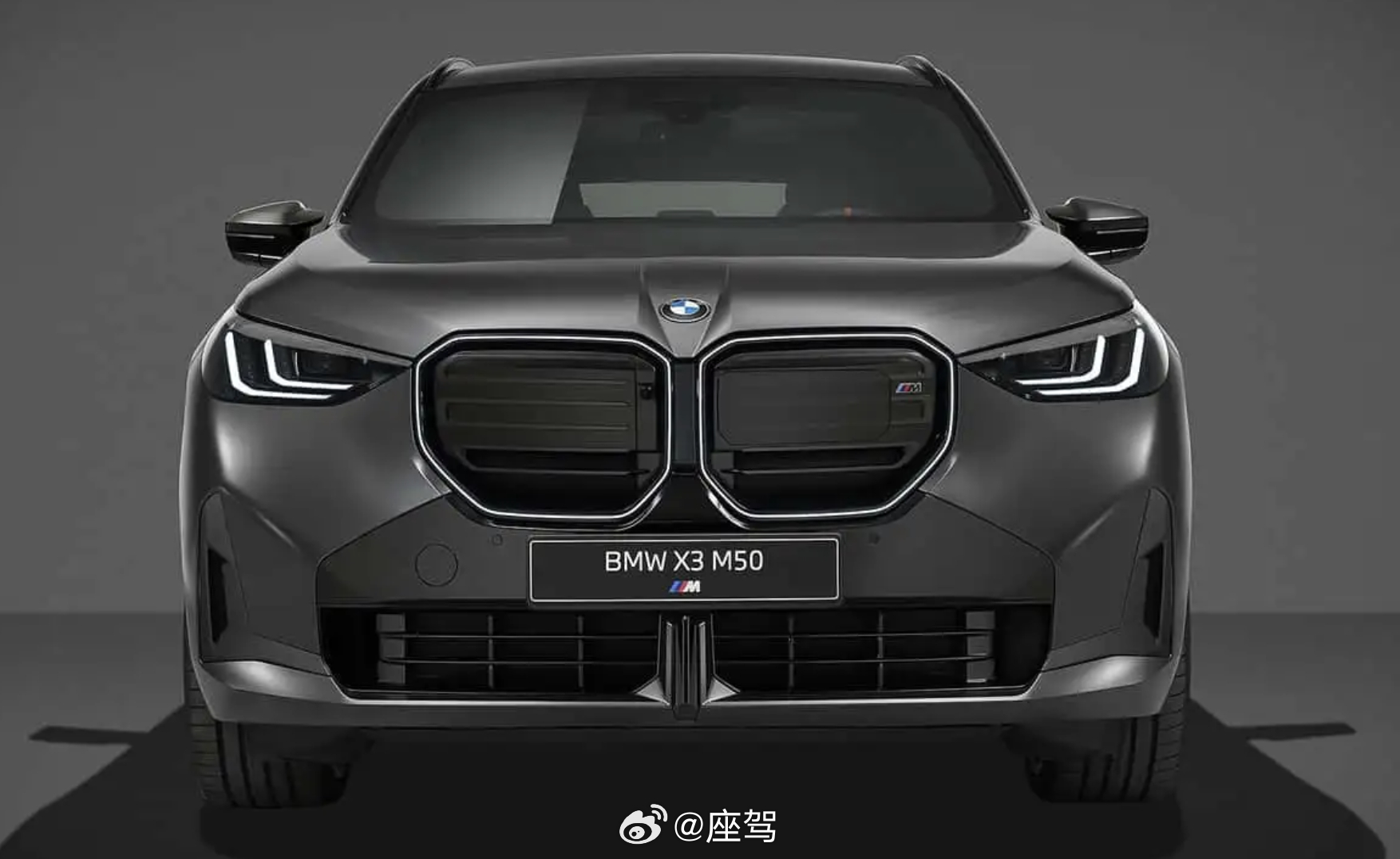 宝马在秋季产品更新中正式公布了2027款X3 M50 xDrive，核心动力迎来显著拔高，并同步引入了气场更冷峻的全新“黑色套件”。

动力搭载升级后的3.0升涡轮增压直列六缸发动机配48V轻混系统与xDrive全驱。得益于发动机底层软件的深度重新标定，最大输出一举从老款基础跃升45马力至437马力，直接与最新发布 ​