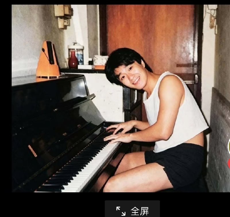 周星驰1986年，时年24岁真实影像资料，年轻时候的星爷的颜值是现在小年轻不能比的，现在的小年轻拿影帝只能演傻子。