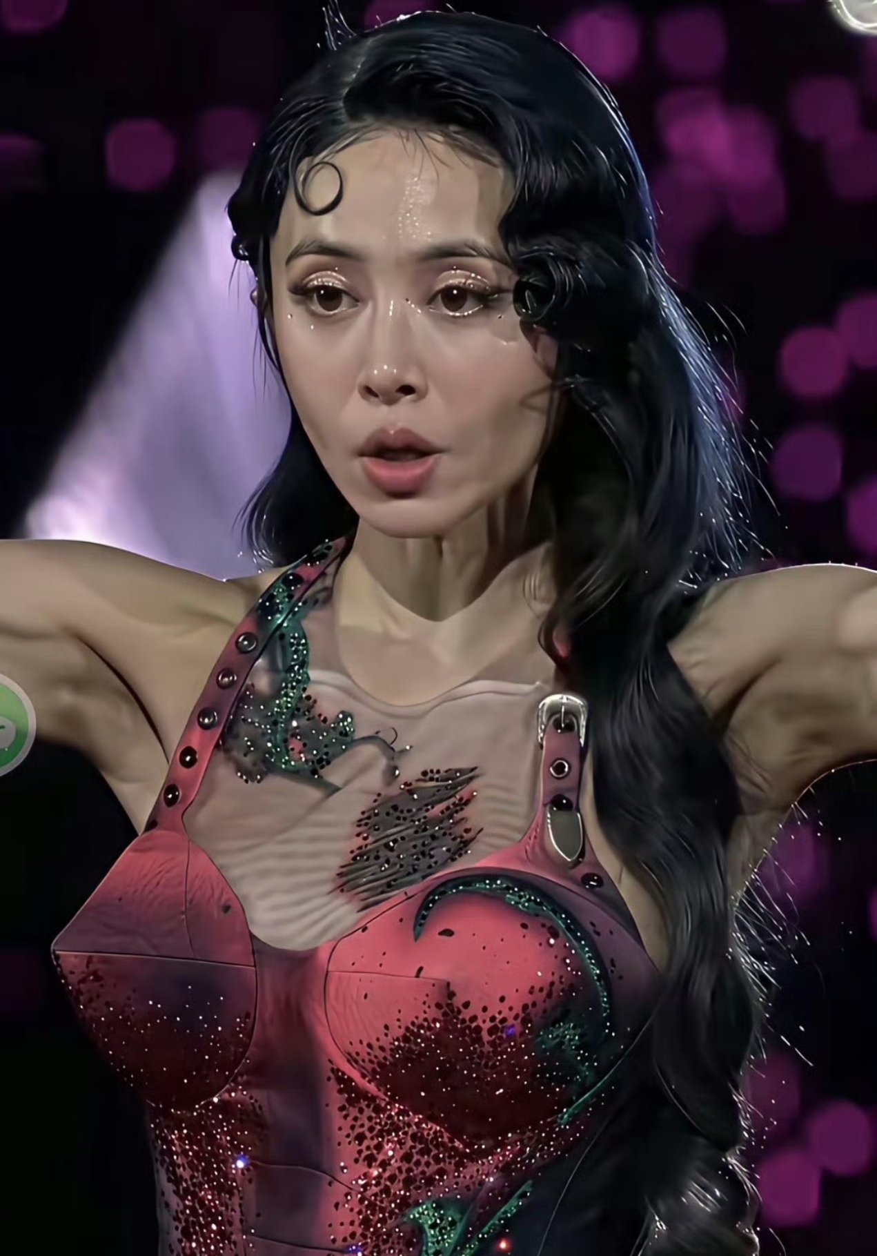 蔡依林突然就老了很多，感觉她应该是健身爱好者，肌肉线条很明显。