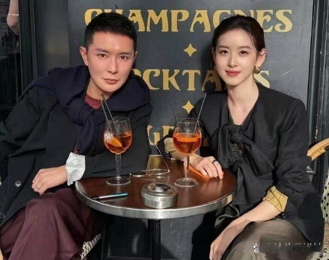 #网友替刘冲操碎了心##VOGUE红毯# 汇聚时尚大咖的VOGUE红毯，网友的关注点主打一个出其不意 ​