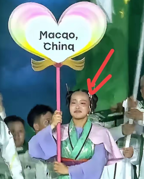 不少网友在看亚运会开幕式时，留意到举牌员，有人表示并非觉得容貌不好，只是观感上觉得妆容比较特别。很多网友隔着屏幕讨论举牌员的妆造与服装，觉得视觉感受比较特别。

可如果只盯着举牌员，很容易漏掉这场开幕式真正的设计背景。2026年9月19日当地时间18时，第20届亚洲运动会开幕式在名古屋市瑞穗公园田径