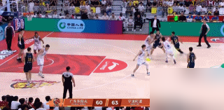 徐杰这球根本没看人，手腕一抖就把球塞过去了！宁波队中锋还在找球，广东这...