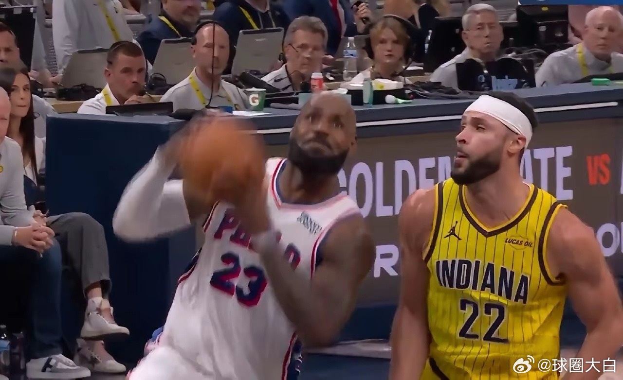 直接开省电模式！
NBA常规赛76人击败步行者，老詹拿下13分5板10助2帽，数据不算亮眼但全场0失误。
现在他除了没篮、终结差点意思，场上作用照样香，靠着末节的组织串联，帮球队有惊无险拿下比赛。
这明显是四旬老汉常规赛摸鱼攒体能，留着力气到季后赛、关键生死战再切全力詹模式！
毕竟岁数在这，现在 ​
