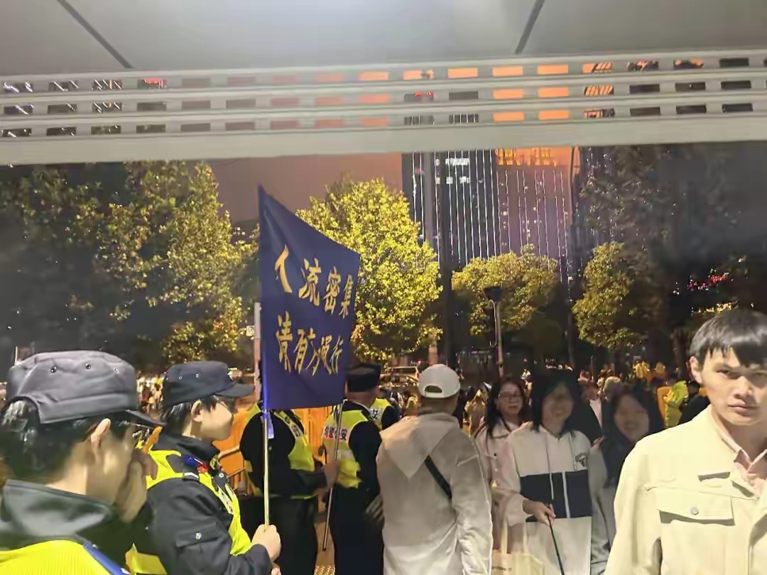 观看武汉烟花秀，即使下着小雨，也没影响到爱国市民们观赏烟花，热情丝毫未减，进场离场，有序进行，欢度国庆，累并快乐着。