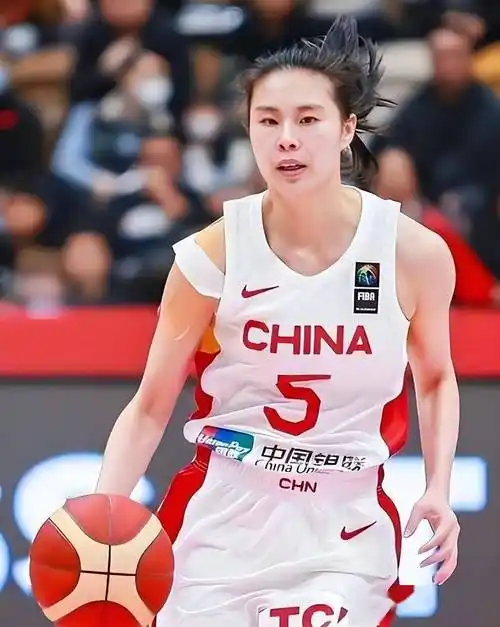 2026年10月下旬，WCBA的球员转会消息引起了广泛关注。山西女篮在十天之内先后宣布李月汝和王思雨加盟。半年前还在总决赛代表四川队夺冠的王思雨，如今正式转会成为了山西队的主力控卫。

回看上赛季总决赛第五场，山西队在半场领先的情况下，第四节连续七分多钟没能得分，最终输掉了决胜局。球队当时内线能抢到
