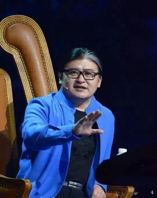 刘欢的股骨头坏死，到底是长期喝酒引起的，还是基因问题？
 
熟悉刘欢的人都知道，他早年体型偏胖，三高问题也一直存在。很多人误以为，是股骨头坏死夺走了他的生命。


其实懂的人都清楚，股骨头坏死本身并不致命。不少人做过股骨头置换手术，术后走路虽然比不上正常人，但好好休养，不会因为这个病危及生命。