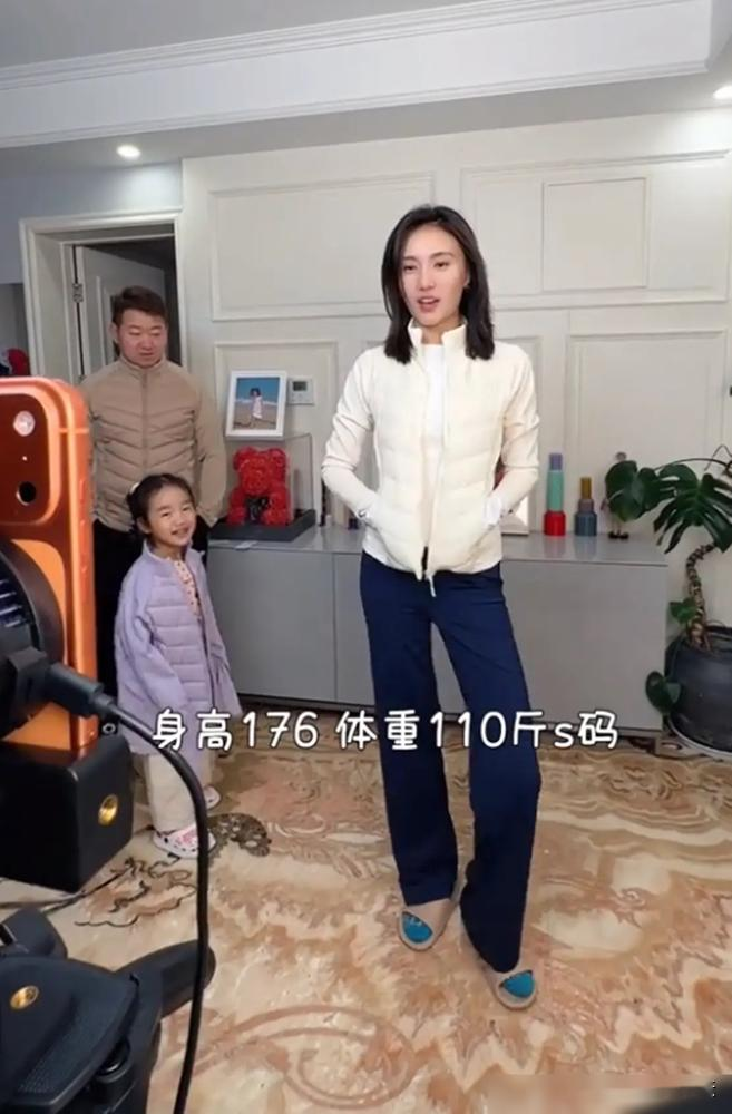 李亚鹏嘴上说怎么可能让女儿进直播间，转头老婆海哈金喜就带着4岁的夏夏拍视频带货羽绒服了。
夏夏瘦得跟竹竿似的，穿着成人款版型的羽绒服在镜头前转圈，评论区一半在夸可爱，一半在问这孩子是不是太瘦了。
要知道，李亚鹏2024年9月28日接受中新网采访时，原话是童童也罢，李嫣也罢，从来没有进过我的直播间