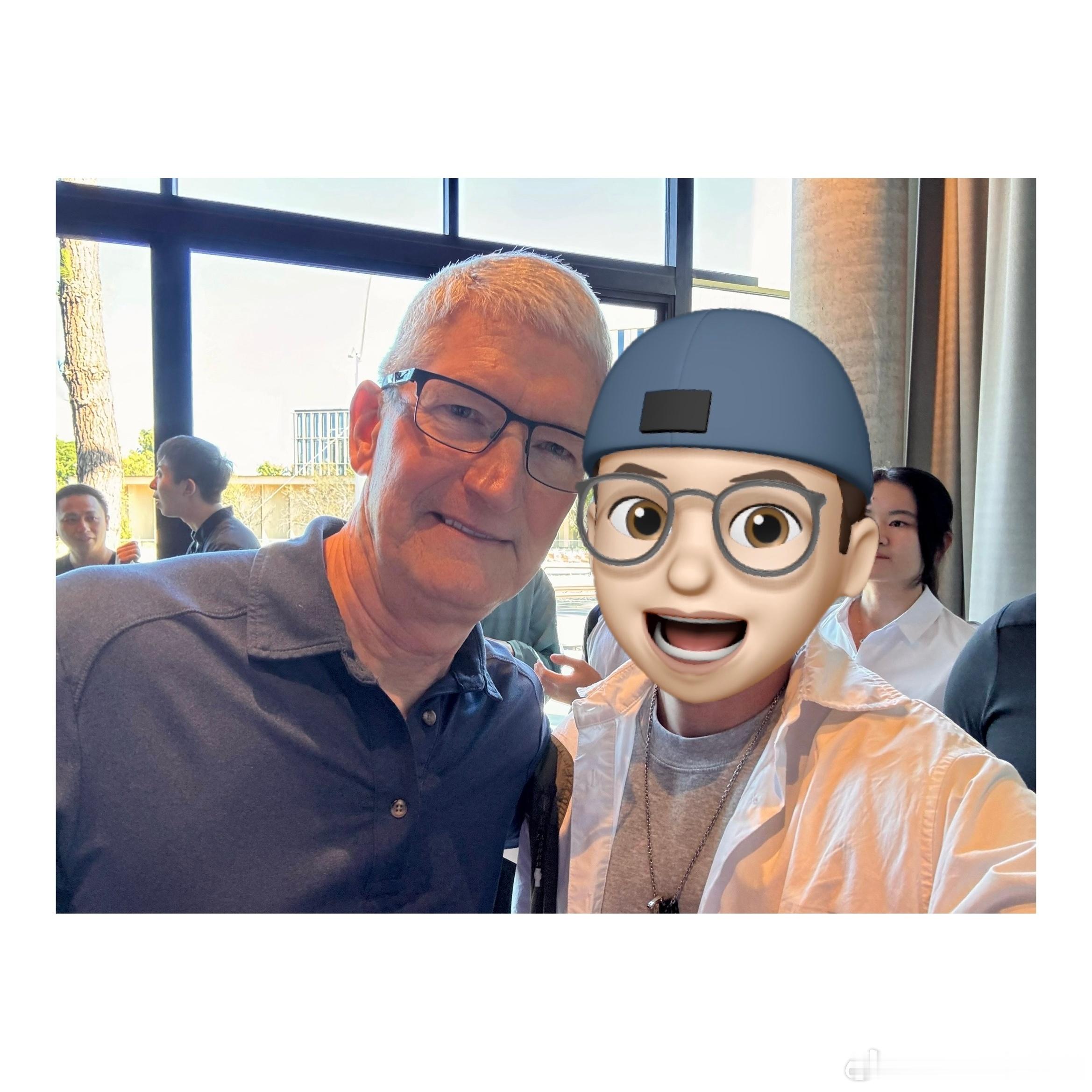 从今天开始，Tim Cook 正式卸任 Apple CEO，结束长达 15 年的 CEO 生涯，John Ternus 正式接任。不过库克并没有离开苹果，而是接下来会转任执行董事长。

从乔布斯到库克，再到 Ternus，Apple 又进入了一个新的阶段。

接下来 Ternus 执掌的苹果会是什么样的风格？不知道9月9日发布会开场的第一句会不 ​