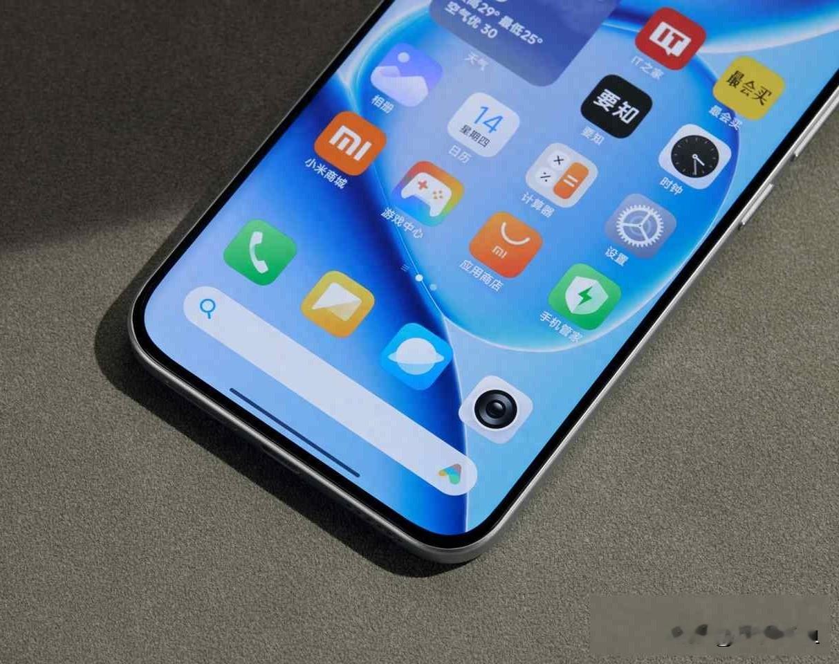 内存价格还没降，小米却上调出货目标，背后发生了什么？

卢伟冰在8月18日的中期业绩会上提到，内存涨价的势头已经慢下来，但价格还是很高，没有掉下去，小米因为这个原因去调整了产品的结构，提高了整体的平均价格，下半年会推出小米18手机和澎程汽车。

汽车业务这边,已经铺开两条路子,澎程N90 Max和N