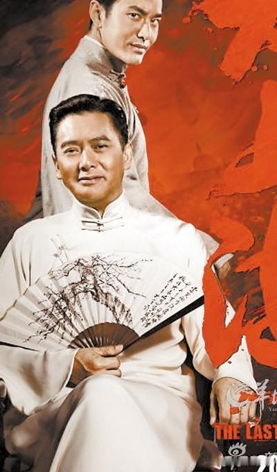 近期热播的荒诞悬疑剧《余红旧事》热度持续走高，曾凭借喜剧角色“龙傲天”被大众熟知的演员张哲华，在剧中饰演阴冷狠厉的逃犯刘阳，彻底颠覆过往喜剧人形象，表演引发广泛关注。
 
很多观众之前提起张哲华，第一反应还是喜剧片段里那个让人印象很深的角色。不少观众，之前一直觉得，他的戏路会固定在喜剧范畴。很难想象
