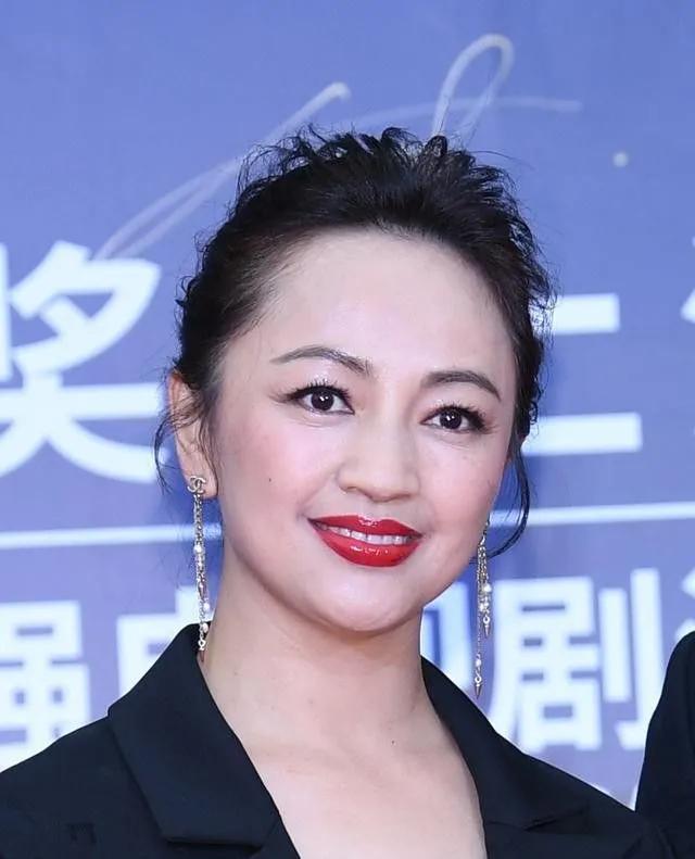 罗海琼演科幻片，说了一句挺实在的话

罗海琼最近带着2026春节档电影《星河入梦》参加中国电影科技论坛的展映活动。这部科幻片由韩延执导，王鹤棣、宋茜主演，她在里面演了一个性格泼辣的母亲，彻底打破了她过往给观众留下的印象。

谈到第一次演科幻题材，罗海琼坦言这次拍摄让她深切感受到了电影科技的发展。但她