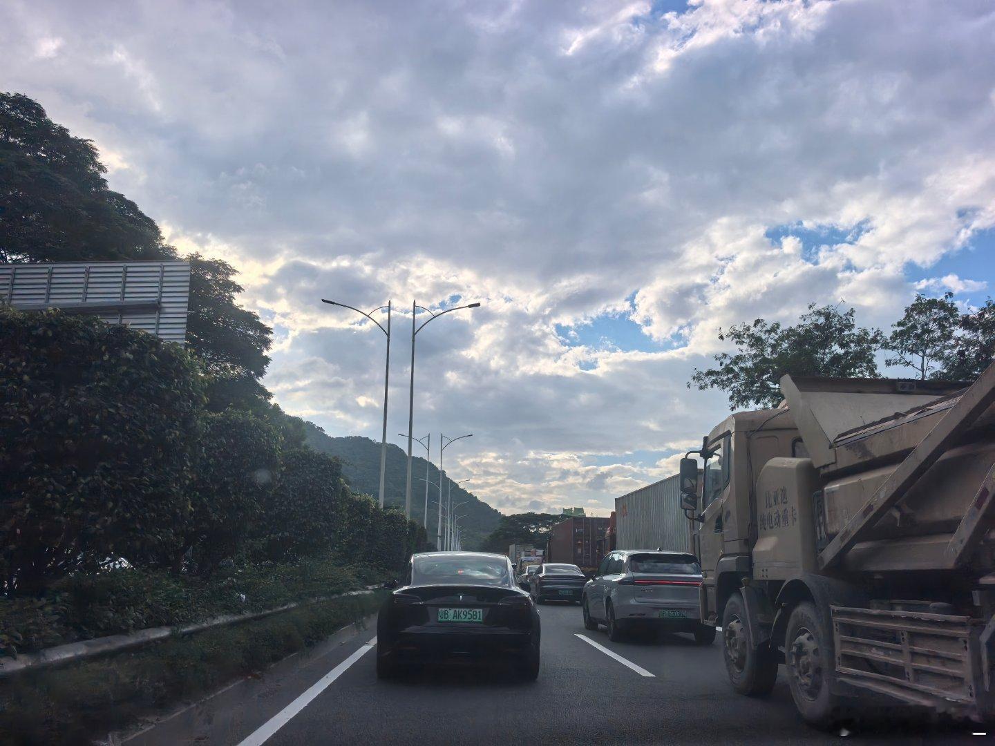 刚送了一位广东佛山长发姑娘川雪爬，地陪400元，独行1对1是1380元。
大疆无人机拍摄随同。​

​深圳室内模拟雪山风和温度，以及腿部力量训练要做一下。

​愿她平安出行！ 

甘肃长发美女来龙岗啦！
​
​00后，
抓紧把自助茶咖扫码柜上线至各个医院和大型大厦一楼，找八马茶业一起。[不愧是你] ​​