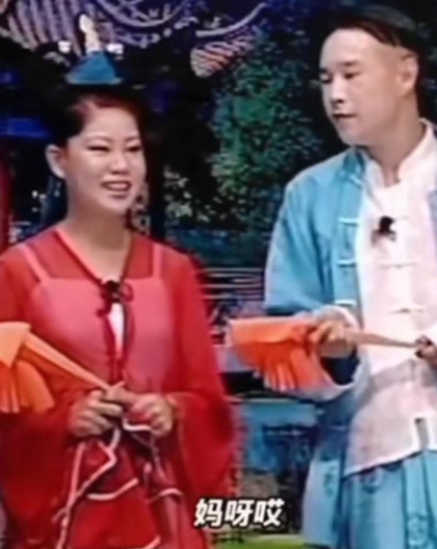 都以为小沈阳红了十几年不换老婆是靠人品，实际上，沈春阳早就把自己活成了他踢不开的合伙人。
娱乐圈那些一夜暴富后甩掉糟糠之妻的戏码，大家见得太多了，以至于看见一对没散的，就急着夸男方是个绝世好男人。
但沈春阳这些年的路子，真没几个人看明白了。
小沈阳当年凭春晚火遍全国，沈春阳要是顺势回家安心当富
