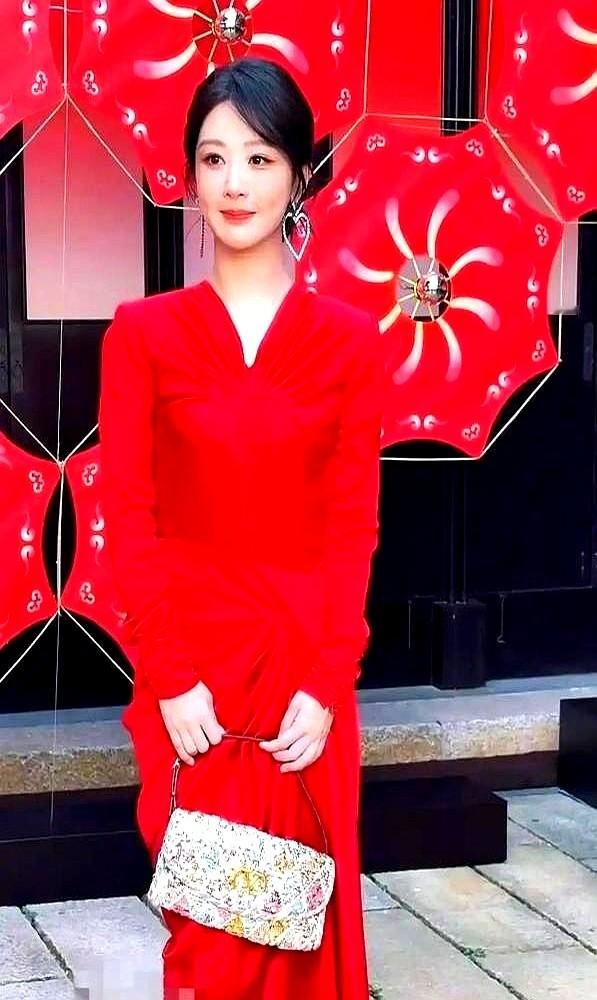 杨紫一把搂住徐帆贴脸撒娇，旁边的人都看愣了。这俩人连部戏都没合作过。

原来在宋丹丹攒的局上，杨紫盯着徐帆看了半天，凑过去说，您长得太像我亲小姨了。

换作别的前辈，可能敷衍笑笑。徐帆却一点架子没端，直接拉着她聊开了。没利益牵扯，没资源互换。平时在镜头前紧绷的杨紫，在这段相差二十多岁的关系里，松弛得