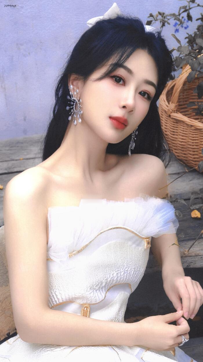 童星出道，早在拍摄《家有儿女》时，宋丹丹就对杨紫说：“孩子，你长成这样还是别演戏了，好好学习吧。”一边是否定了她的外在形象，一边又肯定了她的演技。这让杨紫看清楚了行业现实，努力和演技在商业价值面前，也有失效的时候。但她没有放弃，哪怕是一些不起眼的小角色，她都努力打磨人物形象。一路稳扎稳打，从《香蜜沉